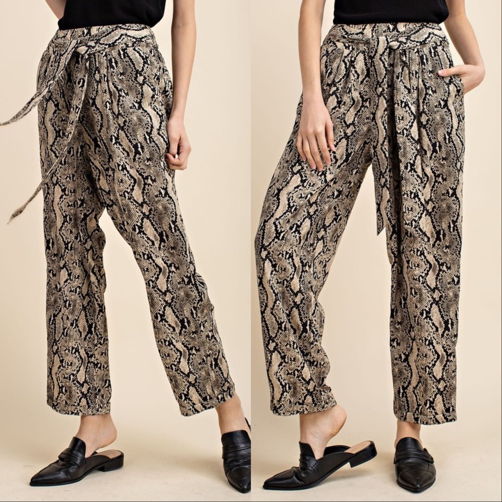 HIGH WAIST ANIMAL PRINTED PANTS WITH POCKETS AND WAIST BELT TIE